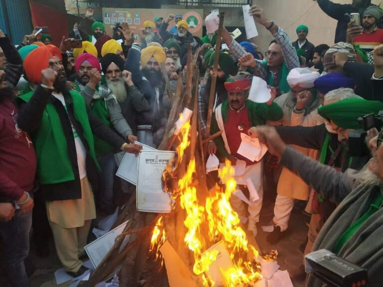 Farmers burn copies of Farm Bill as part of Lohri celebrations at Singhu border